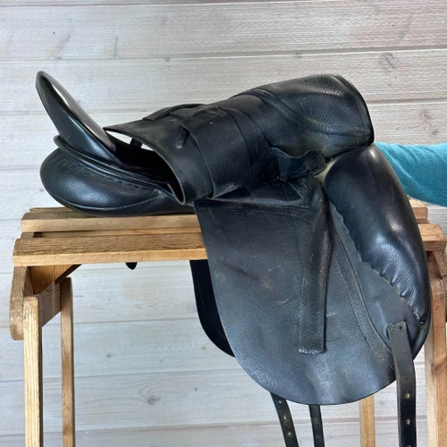 Used Revere Dressage Saddle 17.5/M 4 Used Revere Dressage Saddle 17.5/M - Image 4